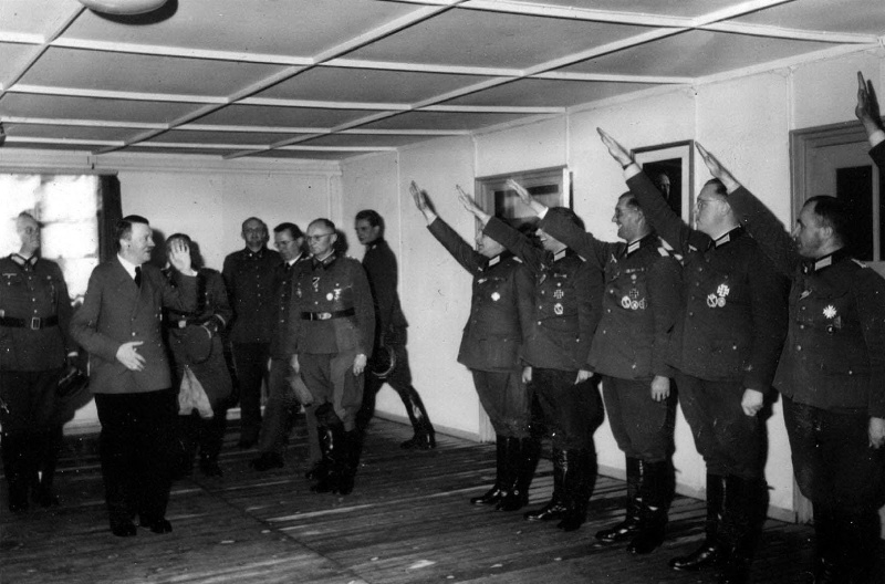Адольф Гитлер приветствует офицеров в ставке «Вольфшанце». 1944 г.