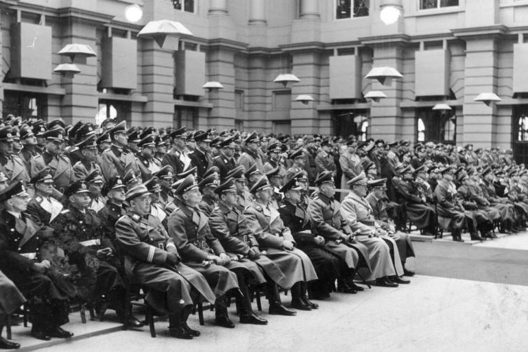 Герман Геринг на чествовании дня памяти погибших. 1943 г.