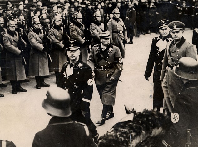 Генрих Гиммлер в учебном центре гестапо. 1944 г.