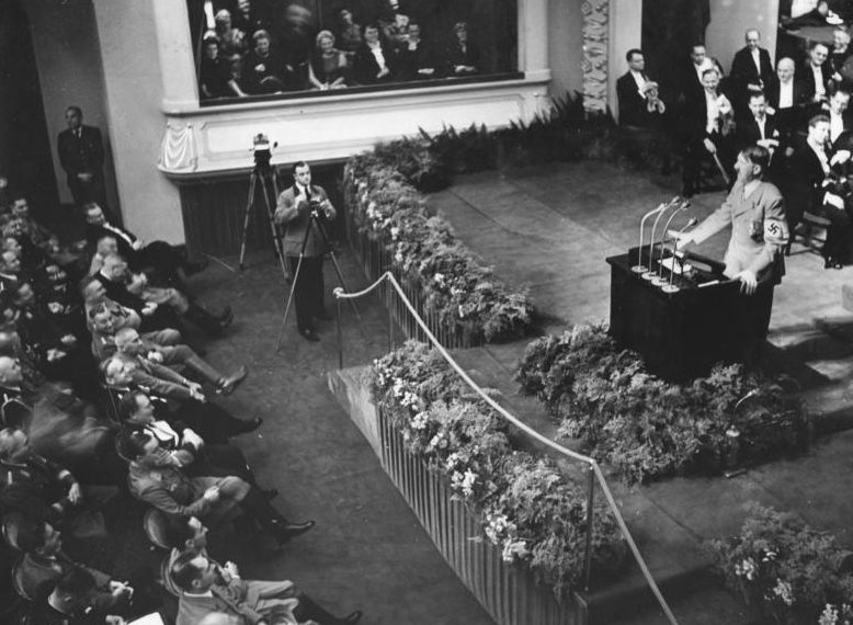 Адольф Гитлер выступает в оперном театре. Ньюрнберг. 1938 г.