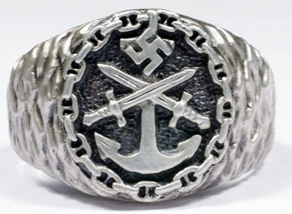 Перстень выполнен из серебра 835-ой пробы с применением чернения. За основу дизайна щитка взят рельефный знак Кригсмарине. 