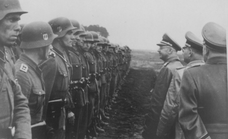 Генрих Гиммлер во время смотра дивизии СС «Галиция». 1944 г.