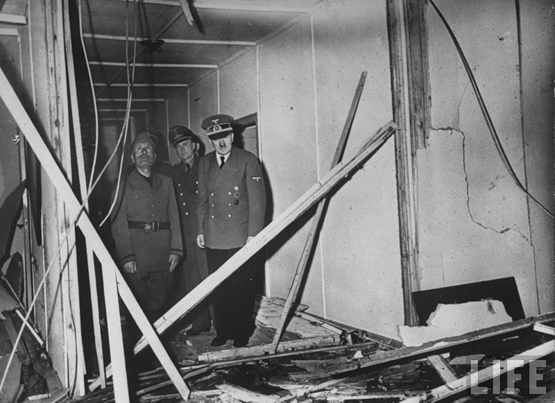 Адольф Гитлер показывает Бенито Муссолини последствия взрыва 1944 г.