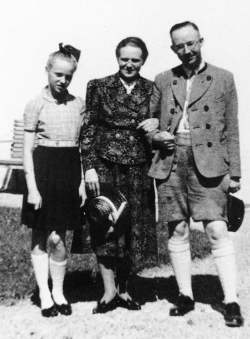 Генрих Гиммлер с женой Маргаритой и дочерью Гудрун. 1944 г.