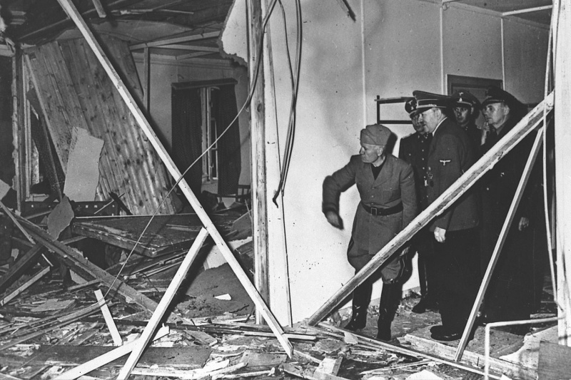 Адольф Гитлер показывает Бенито Муссолини последствия взрыва 1944 г.