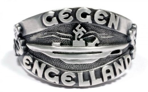 Наградное кольцо за основу дизайна щитка, которого взят текст «Gegen Engeland» (На Англию) и силуэт подводной лодки. Кольцом награждались подводники, участвовавшие в «Битве за Англию» в 1940 году. Кольцо выполнено из серебра 835-ой пробы с применением чернения поля щитка.