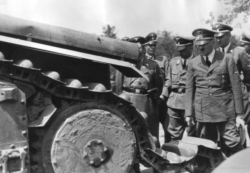Карл Вольф, Генрих Гиммлер, Адольф Гитлер рассмативают уничтоженшый французский танк Char B1. 1940 г.