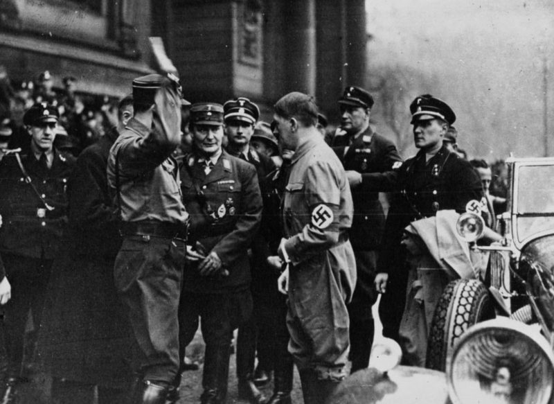 Герман Геринг и Адольф Гитлер.