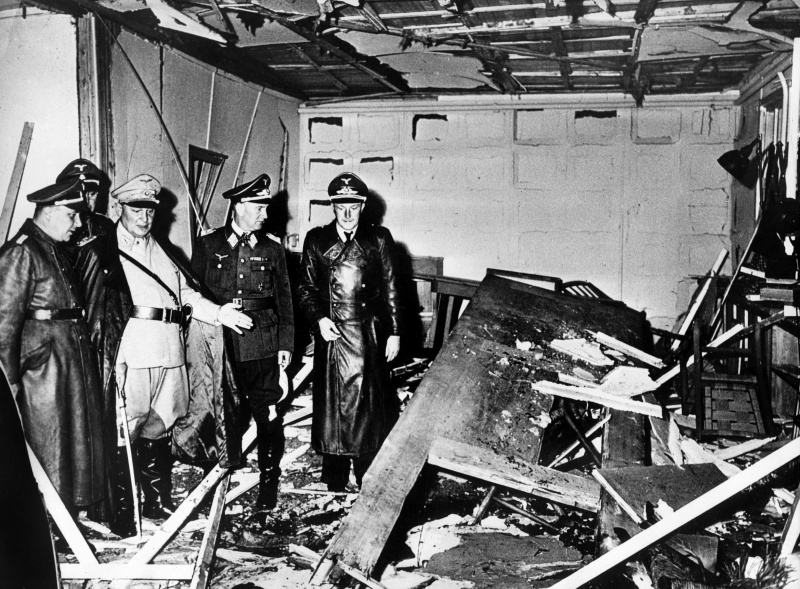 Герман Геринг и Мартин Борман осматривают бункер после покушения на Гитлера. 1944 г.
