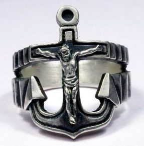 Перстень с символикой военно-морского флота, изготовленный из серебра 835-ой пробы.