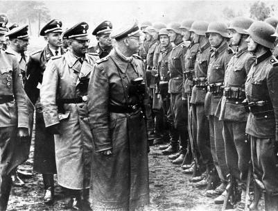 Генрих Гиммлер у строя войск дивизии СС Галиция. 1944 г. 