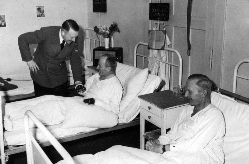 Адольф Гилер навещает раненых 20.07.44 Гейнца Ассманна и Карла-Йеско фон Путткамера. 1944 г.