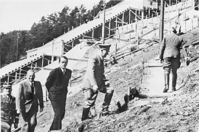 Адольф Гитлер и Альберт Шпеер на строительстве стадиона. Нюрнберг. 1938 г. 