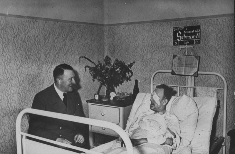 Адольф Гитлер у кровати генерала Рудольфа Шмундта, раненого 20.07.44.1944 г.