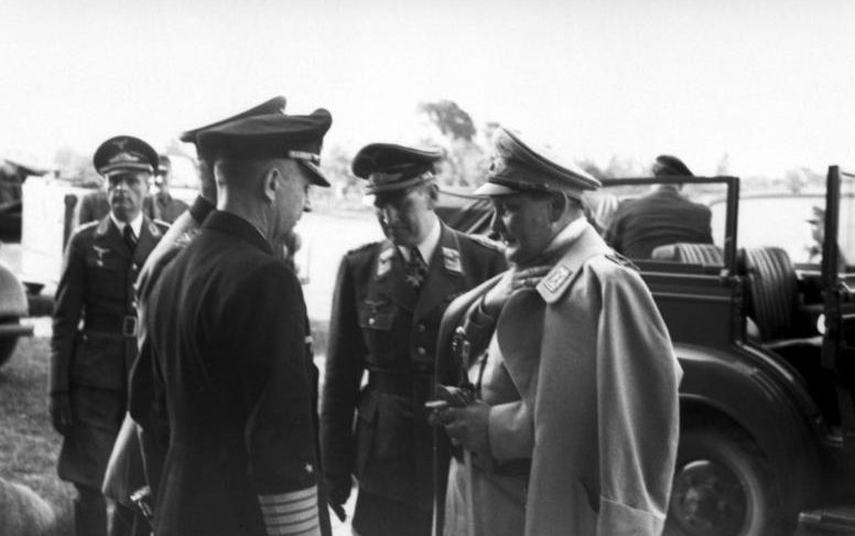 Герман Геринг на похоронах генерала Гюнтера Кортена. 1944 г.