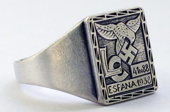 Перстни «Легиона Кондор» выполнены из серебра 835-ой пробы. В центре композиции помещено изображение летящего орла со свастикой - символа люфтваффе и аббревиатура легиона.