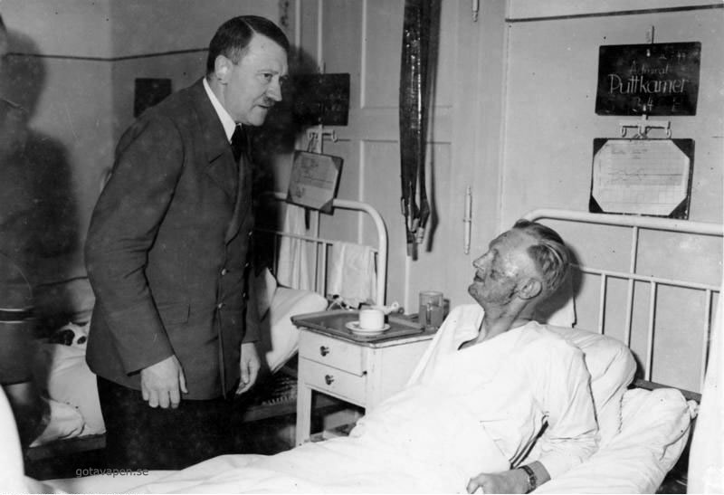 Адольф Гитлер у пострадавшего при взрыве адмирала Карла-Йеско фон Путткамера. 1944 г.