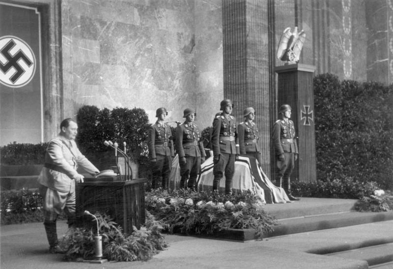 Герман Геринг выступает на похоронах пилота. Берлин. 1944 г.