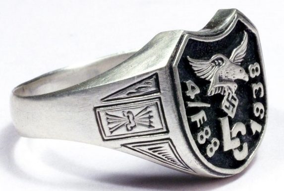 Перстни «Легиона Кондор» выполнены из серебра 835-ой пробы. В центре композиции помещено изображение летящего орла со свастикой - символа люфтваффе и аббревиатура легиона.