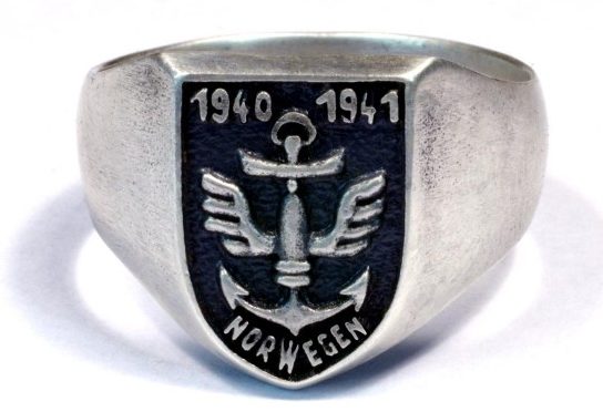 Памятное кольцо моряков Кригсмарине, участвовавших в боевых действиях в Норвегии. Кольцо изготовлено из серебра 83о-ой пробы с применением чернения щитка.