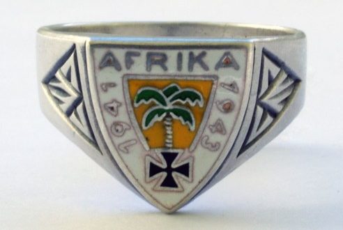 Памятный перстень «Немецкий Африканский Корпус 1941-1943» изготовленный из серебра 835-ой пробы с использование цветной горячей эмали. За основу дизайна щитка взята эмблема корпуса.