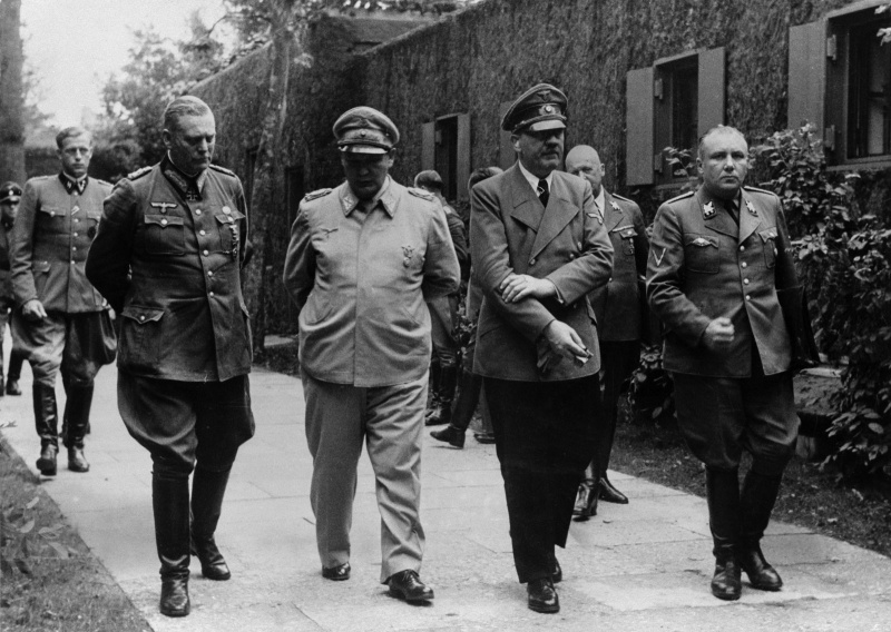 Адольф Гитлер, Вильгельм Кейтель, Герман Геринг и Мартин Борман после покушения 20.07.44г.
