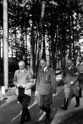 Герберт Баке и Карл Вейнрич в «волчьем логове». 1943 г. 
