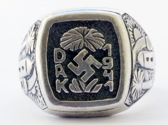 Перстень «Немецкий Африканский Корпус 1941» изготовленный из серебра 835-ой пробы с применением чернения. На щитке перстня надпись «DAK-1941» со свастикой и пальмой. 