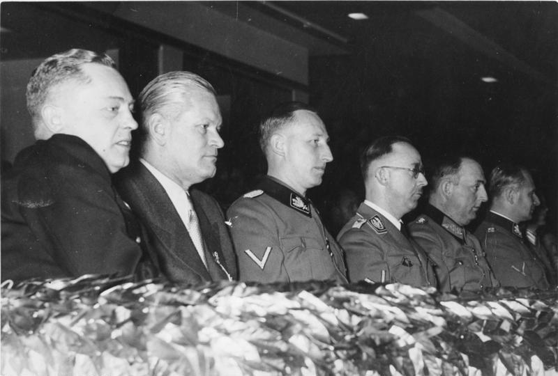 Карл Вольф во время торжеств ко дню немецкой полиции. Берлин. 1941 г. 