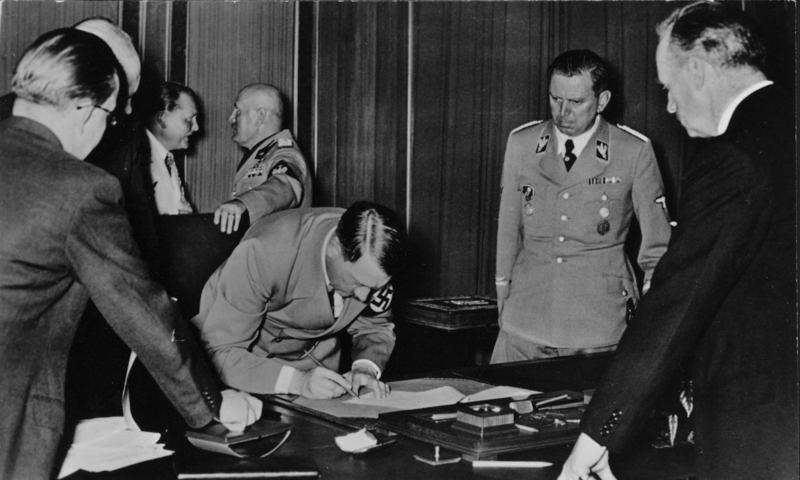 Адольф Гитлер подписывает Мюнхенское соглашение. 1938 г.