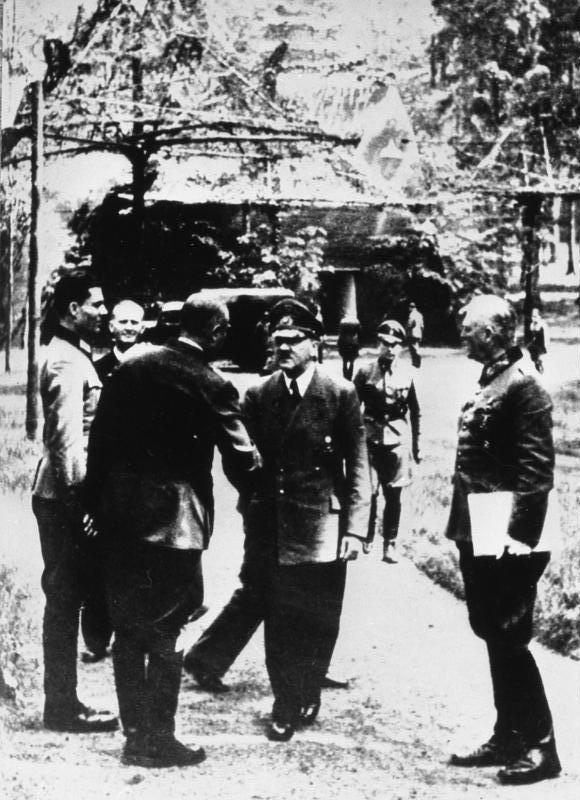 Адольф Гитлер, Клаус фон Штауфенберг и Вильгельм Кайтель. Растенбург. 1944 г.