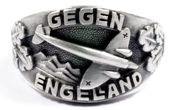Наградное кольцо за основу дизайна щитка, которого, взят текст «Gegen Engeland» (На Англию) и силуэт самолета. Кольцом награждались экипажи бомбардировщиков, участвовавшие в «Битве за Англию» в 1940 году. Кольцо выполнено из серебра 835-ой пробы с применением чернения поля щитка.