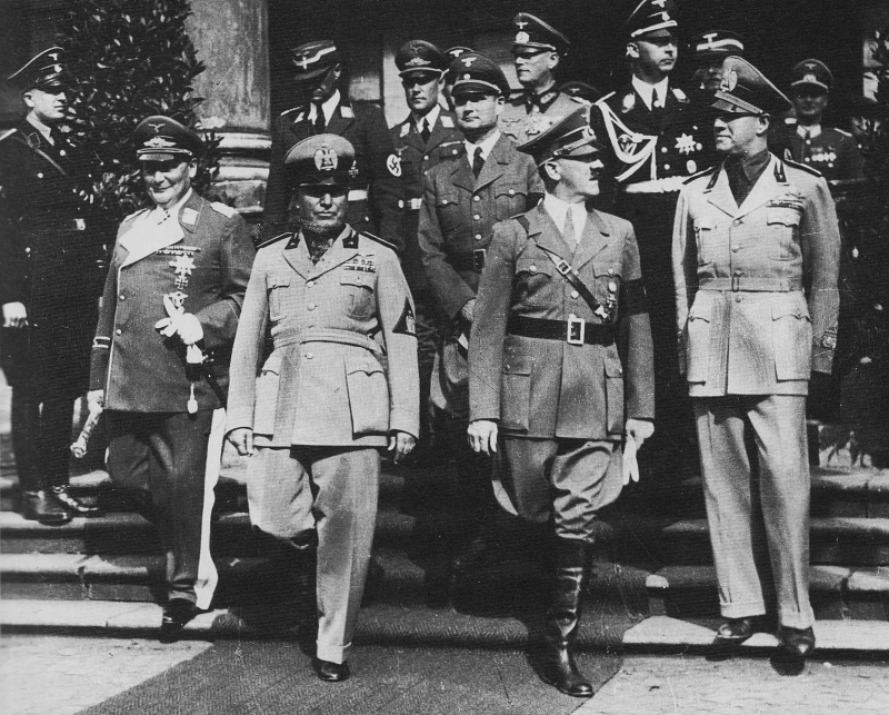 Адольф Гитлер, Герман Геринг, Бенито Муссолини и Галиаццо Чиано во время «Мюнхенского сговора». 1938 г.