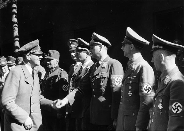 Герберт Баке и Адольф Гитлер в «волчьем логове». 1944 г.