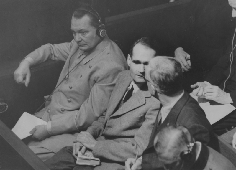 Герман Геринг, Рудольф Гесс, Иоахим Риббентроп и Вильгельм Кейтель на Нюрнбергском процессе. 1945 г.