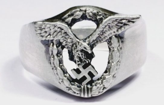 Наградное кольцо летчика Люфтваффе с прорезным щитков, выполнено из серебра 835-ой пробы.