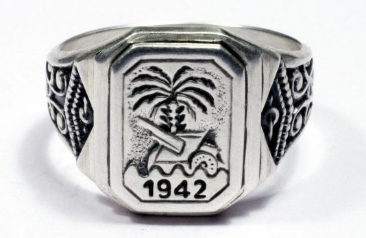 Памятный перстень «Немецкий Африканский Корпус 1942» изготовлен из серебра 835-ой пробы с применением чернения. На щитке надпись - «DAK-1942» с изображением пушки на фоне пальмы. 