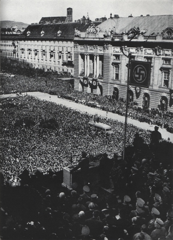 Адольф Гитлер выступает в венском дворце Хофбург на площади Хельденплац. 1938 г.