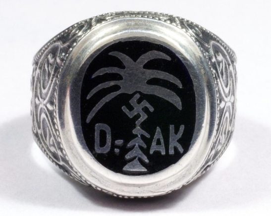 Перстень «Немецкий Африканский Корпус» изготовленный из серебра 835-ой пробы с применением горячей черной эмали. На щитке изображена эмблема корпуса – свастика на фоне пальмы. 