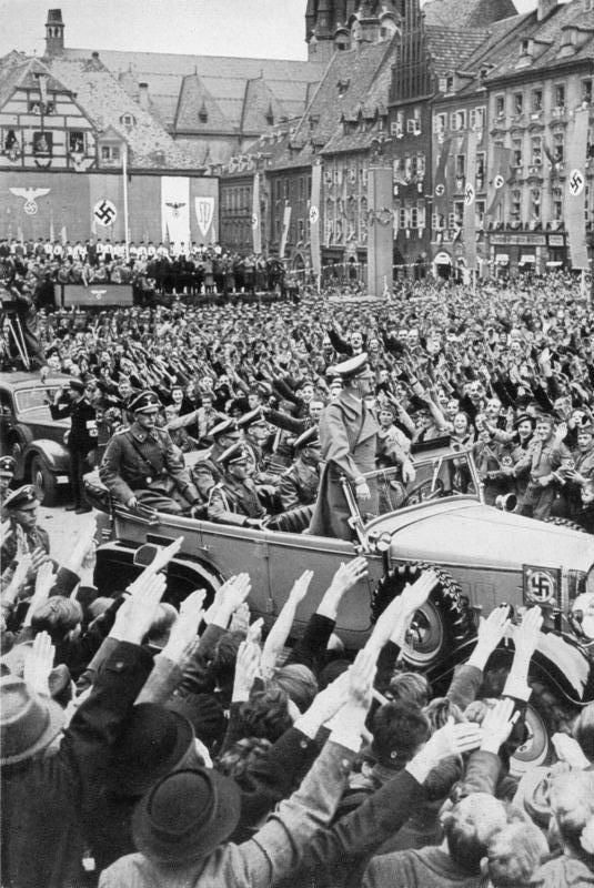 Адоль Гитлер в толпе после присоеденения Судетской области Чехословакии. г. Хеб. 1938 г.