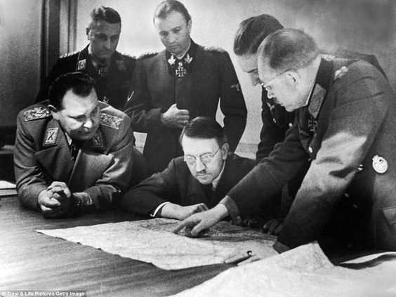 Адольф Гитлер обсуждает Арденское наступление. 1944 г.