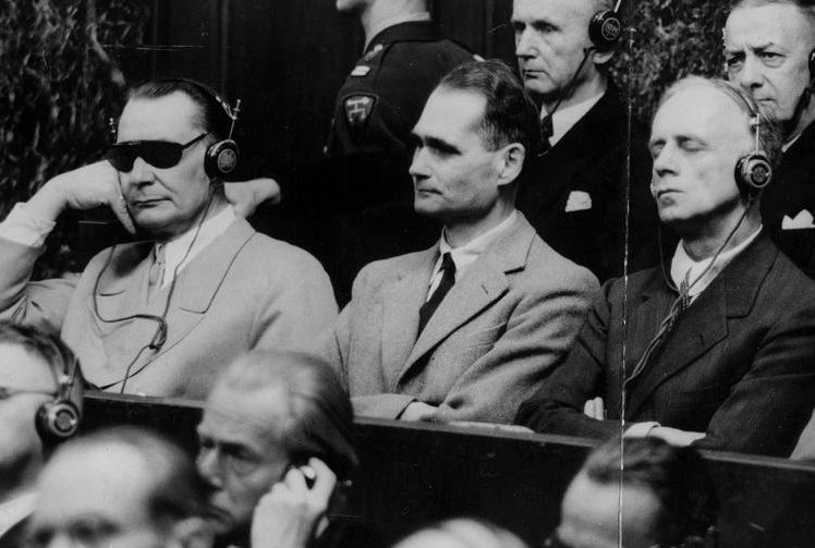 Герман Геринг и Рудольф Гесс на Нюрнбергском процессе. 1945 г.