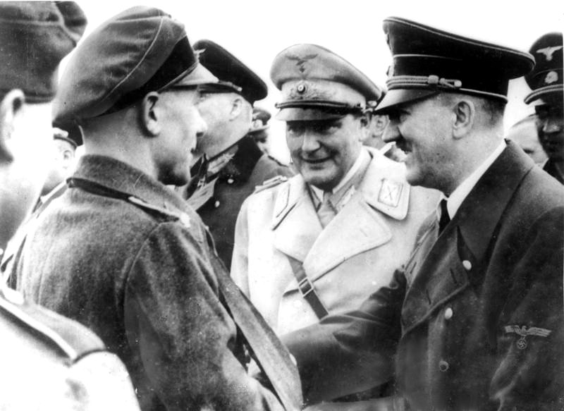 Адольф Гитлер, Герман Геринг и Вильгельм Кейтель. 1945 г.
