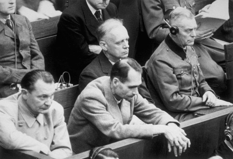 Герман Геринг и Рудольф Гесс на Нюрнбергском процессе. 1945 г.