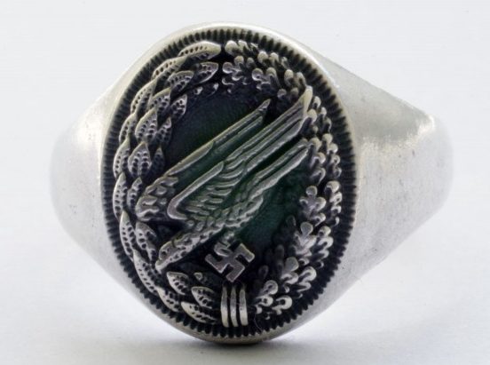 Наградное кольцо парашютиста, выполнено из серебра 835-ой пробы. В основе дизайна щитка – эмблема парашютистов Люфтваффе. Поле щитка обработано чернением.