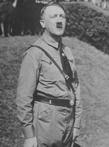 Гитлер в коричневой нацистской одежде во время выступления на открытом воздухе в Австрии. 1938 г.
