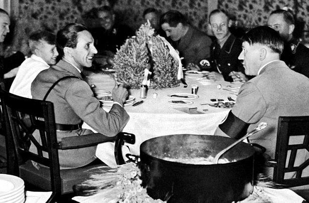 Адольф Гитлер за обедом с офицерами. 1945 г.
