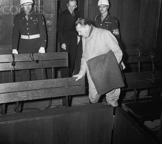 Герман Геринг на Нюрнбергском процессе. 1945 г.