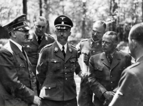 Карл Вольф, Генрих Гиммлер и Адольф Гитлер в «волчьем логове». 1942 г.