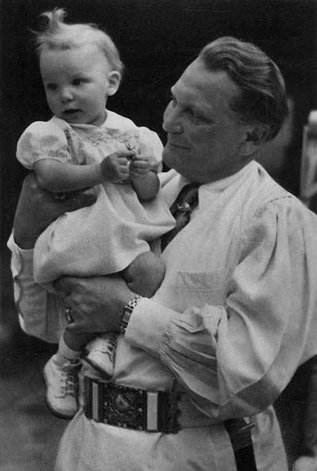 Герман Геринг с дочеью Эддой и женой Еммой.